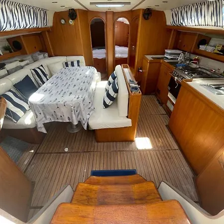 Ботель Velero Beneteau Gybsea 50 *