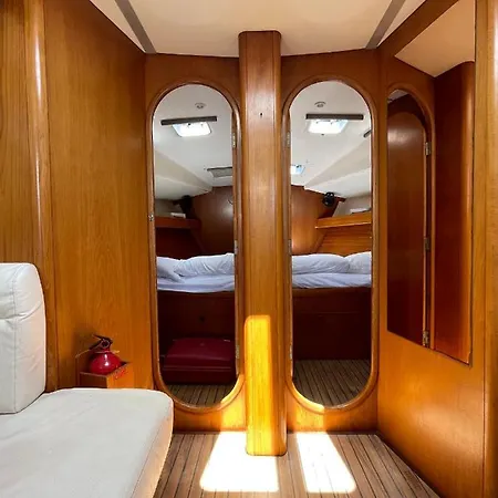 Ботель Velero Beneteau Gybsea 50 *