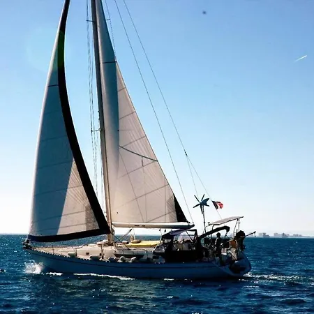 Ботель Velero Beneteau Gybsea 50 *